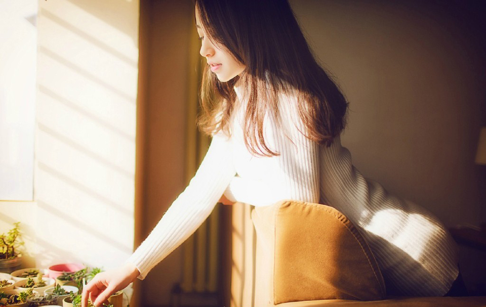 “让人进去探营，告诉他们，找到什么东西，都是他们的。”庞德皱了皱眉，挥手道，这条命令，自然是针对西域胡兵而下的。
